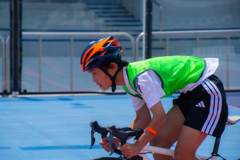 自転車を必死にこいでいる姿の真横からの写真