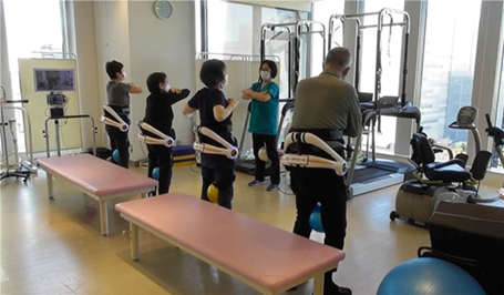 HAL腰タイプを使ったトレーニングの様子