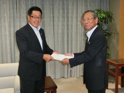 左から森議長、大矢町村会会長の写真