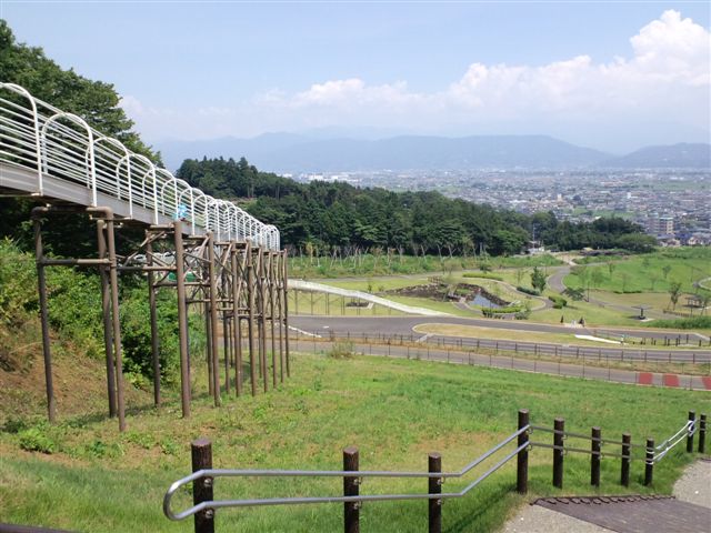 県立都市公園で最長となる延長160mを超えるローラー滑り台