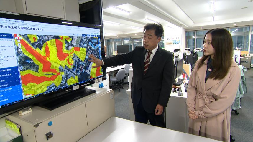 砂防課でお話を伺うリポーターの刈川さん