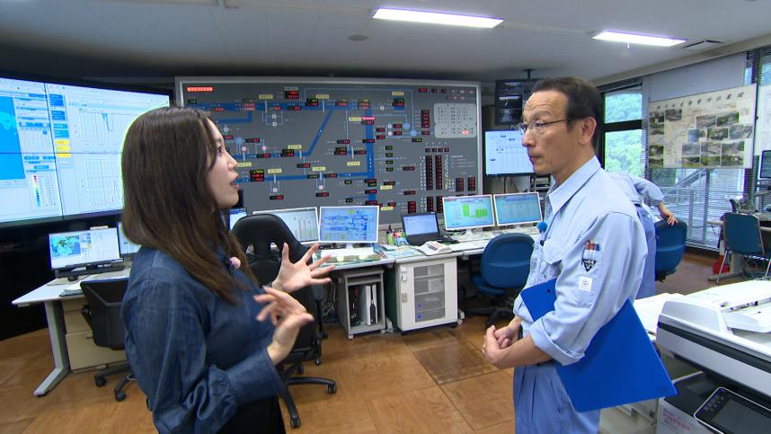 城山ダムで取材を行うリポーターの刈川さん