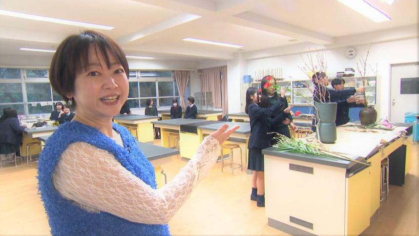 桐光学園華道部を取材する田崎日加理さん