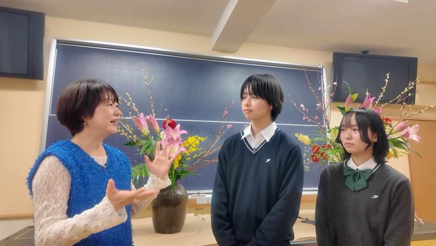 桐光学園華道部の部長と副部長を取材する田崎日加理さん
