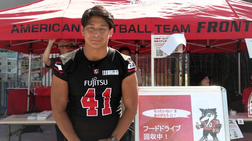 フードドライブのブースにて、富士通フロンティアーズの前野選手
