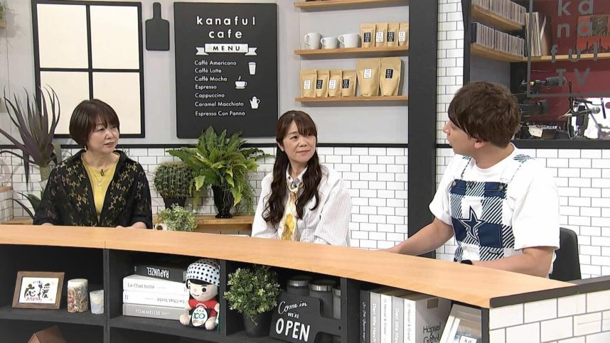 スタジオにて、MCの田崎さん、特定NPO法人セカンドリーグの六角さん、マーティンリポーター