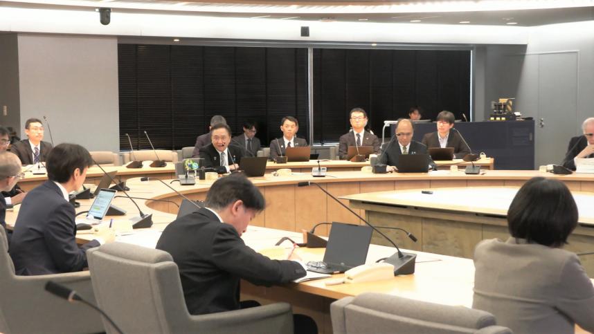 会議を行う黒岩知事