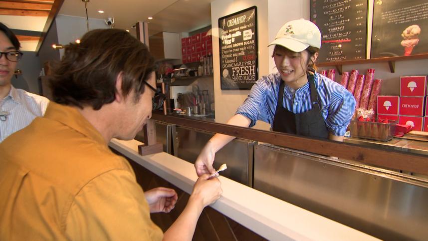 クレマホップ逗子店でアイスクリームを試食するウッズ一郎リポーター