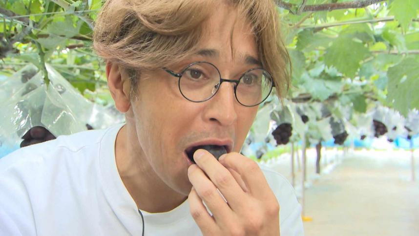 藤沢生まれの藤稔を食べるウッズ一郎さん