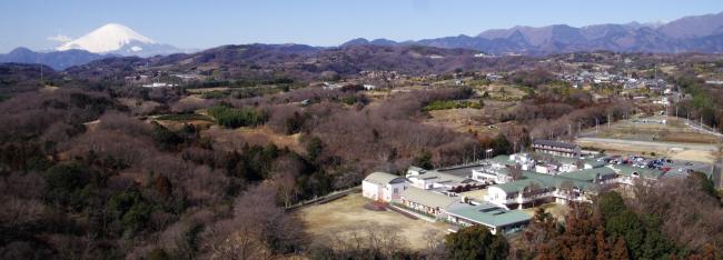 中井やまゆり園の鳥瞰写真です。左奥に富士山が写っています。