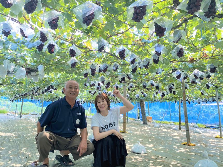 ラジオ写真（右からパーソナリティ金子桃さんと藤稔生産者の宮崎昌二さん）