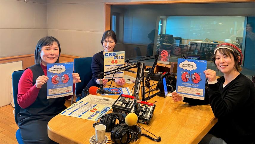 ラジオ写真（右から金子パーソナリティとがん疾病対策課の山田主査、小野寺主任主事）