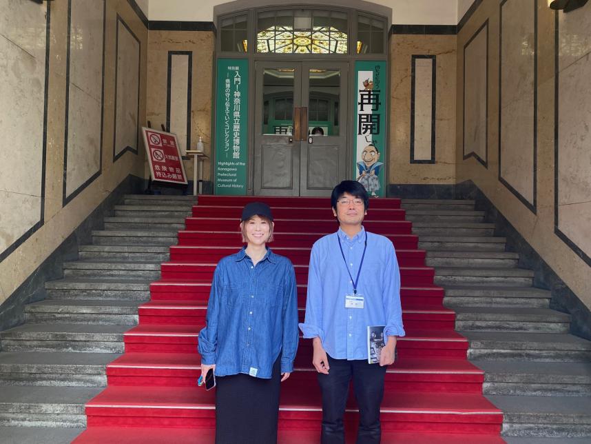 ラジオ写真(県立歴史博物館の階段にて、左から金子パーソナリティと神野学芸員)
