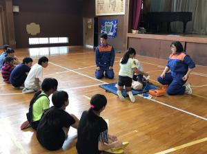 小学校でのAED講習