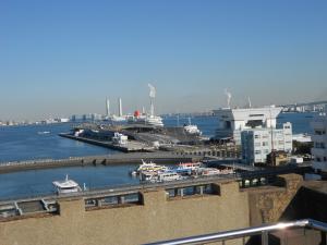 屋上展望台から見た横浜港の景観の写真