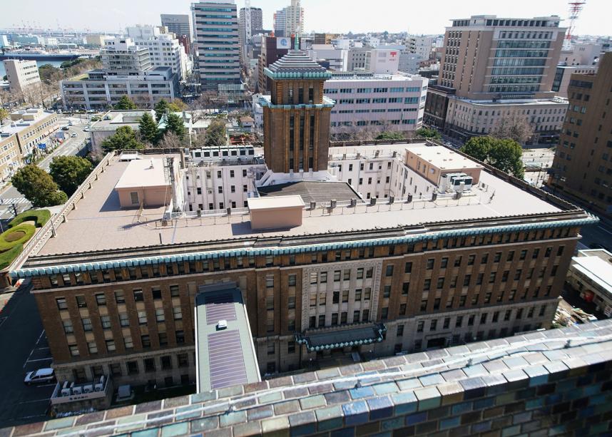 新庁舎屋上から見た本庁舎の屋上工事施工後の写真