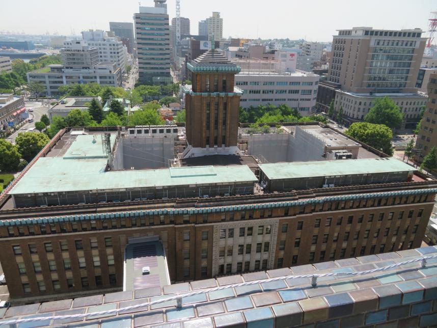 新庁舎屋上から見た本庁舎の屋上工事施工前の写真