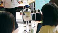 イベント会場でロボット体験中の写真