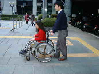 車いすの介助方法について 神奈川県ホームページ