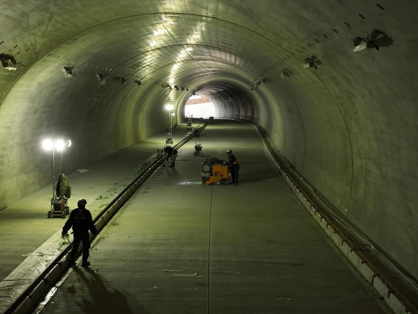 新山下トンネル内部