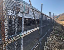 敷地境界部のフェンスにはネットが張られており、野生動物の侵入を防止している