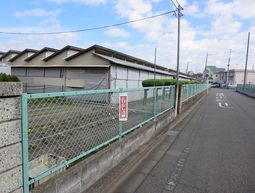 道路から見える鶏舎横にはユーモラスな形に刈り込まれた木が並び、四季を彩る花が植栽されている