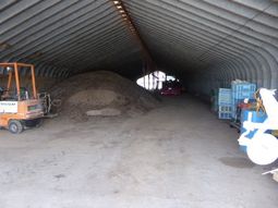 完成した堆肥は成分分析により品質を管理し、市内外の耕種農家の畑までダンプで運搬している