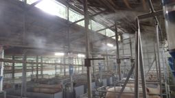県畜産技術センターの「粉塵低減技術開発試験」にも協力し、臭気低減に努めている