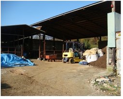 堆肥舎は十分な大きさがあり、周辺はきれいに清掃され、堆肥が施設外にこぼれ出ているようなことはない
