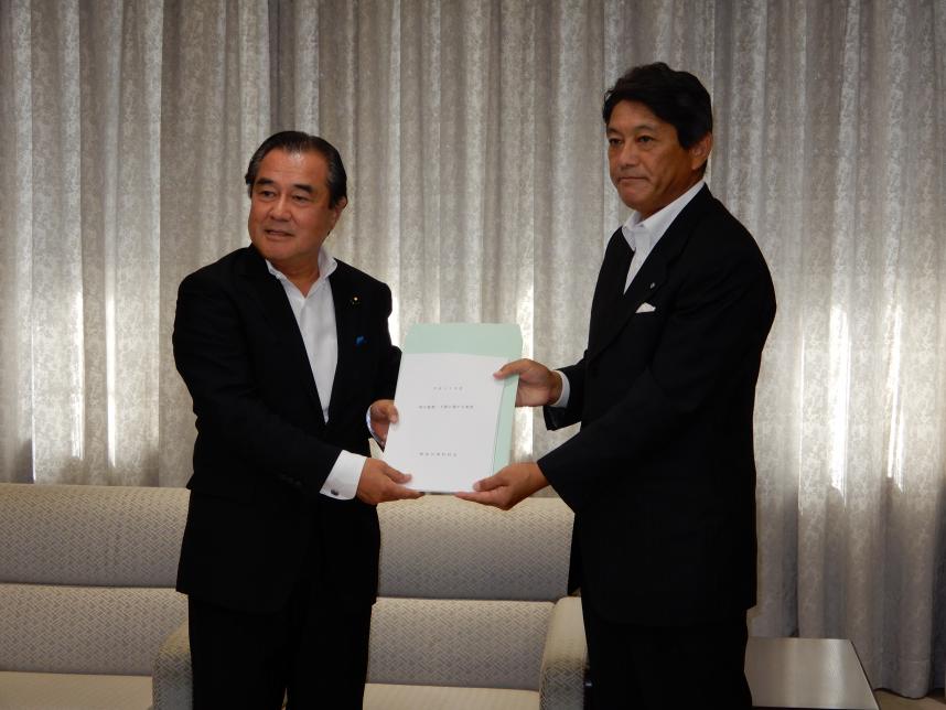 冨田会長（右）から要望書を受理する桐生議長（左）