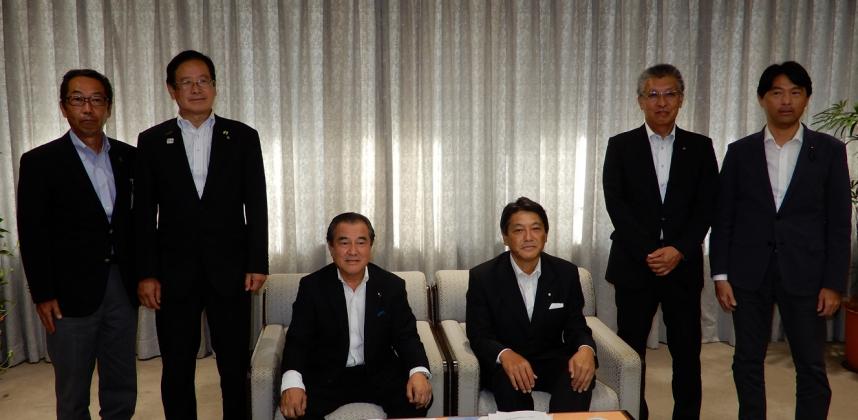 左から、和泉県議会局長、湯川副会長、桐生議長、冨田会長、府川政務担当役