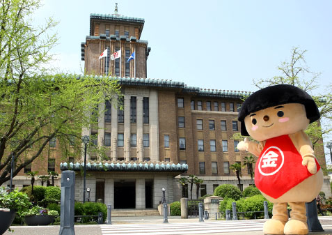 神奈川県庁本庁舎前のキンタロウシニア