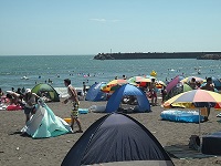 にぎわう海水浴の風景