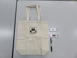 景品のトートバッグとソーラーライト