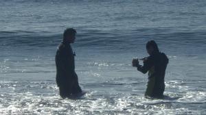 写真　水深の浅い場所での泥の採集