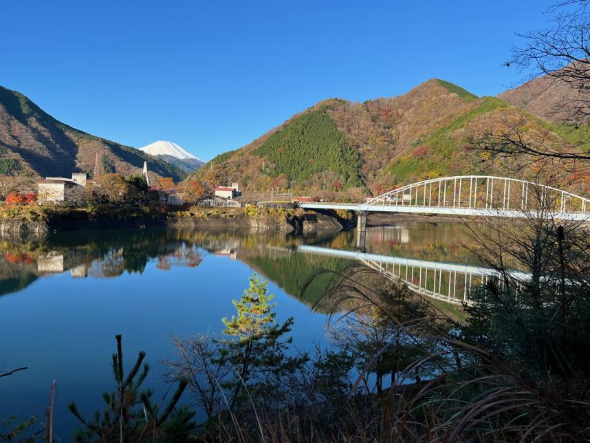 丹沢湖と富士山