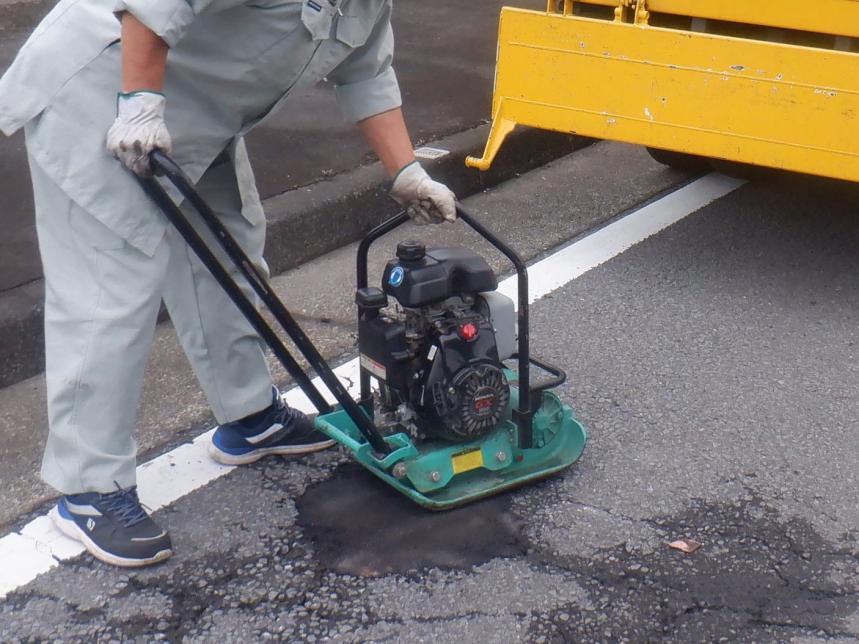 傷んだ舗装の補修状況の写真