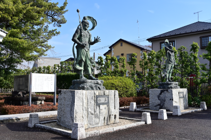星谷寺入口にある仁王像の写真