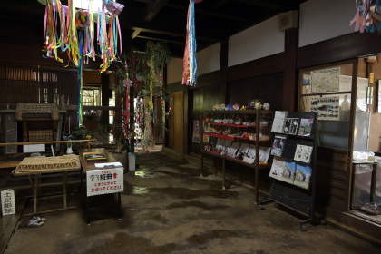 入口の中にある受付等の写真