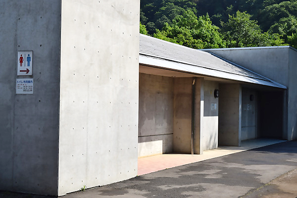 近くに用意されているトイレの様子