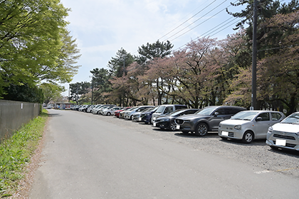キャンプ場横に面した駐車場の写真
