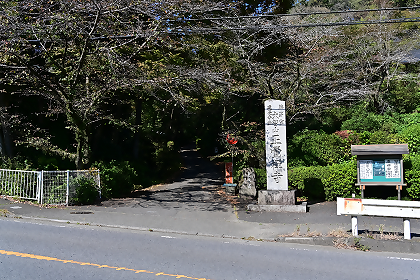 幹線道路側に面した正覚寺入口の様子