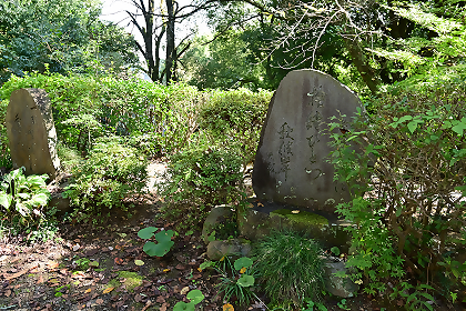 正覚寺の境内にある句碑3