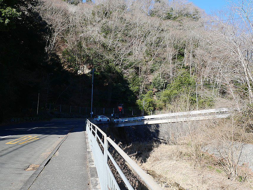陣馬山へ向かう山道