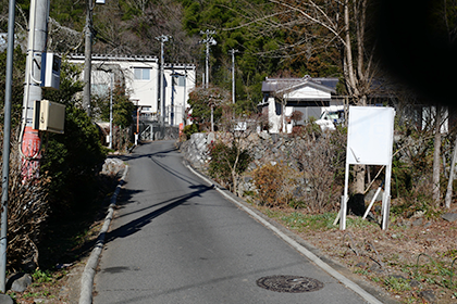 陣馬山登山路へ