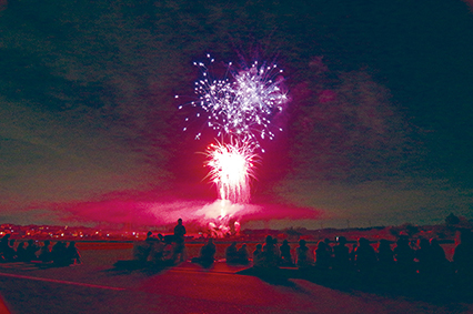 夜空を赤く染めて