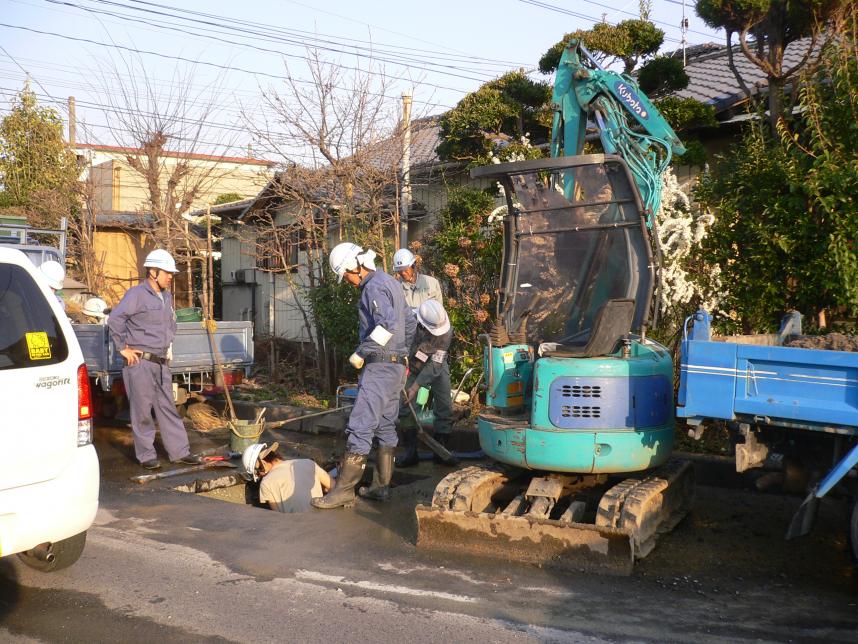 東日本大震災被災地での水道管の修理作業
