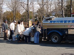 東日本大震災での応急給水活動の写真