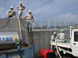 配水池での水の提供訓練の写真