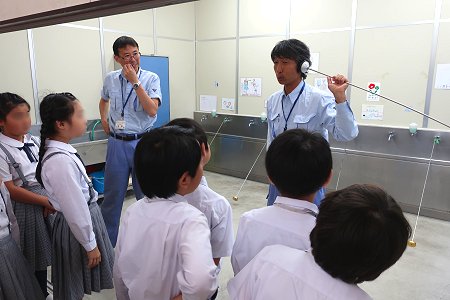 水道教室　2019年　聖セシリア小学校　音聴棒説明